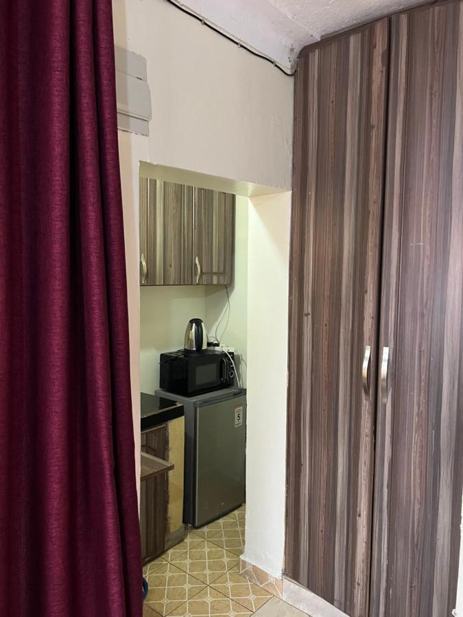 Lark Suites -Bukoto カンパラ エクステリア 写真